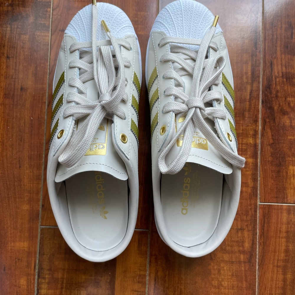 NWOT Adidas White and Gold Backless/Clog/Croc Style Sneakers Size 7